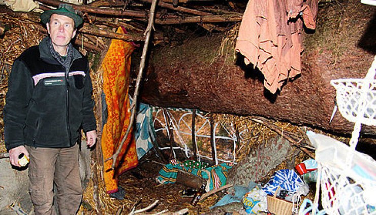 Wohnhöhle im Wald entdeckt - © Horn