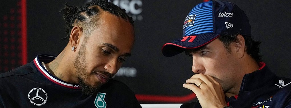 Sergio Pérez (r) steht bei Red Bull nach den jüngsten Ergebnissen unter Druck. - © Luca Bruno/AP/dpa