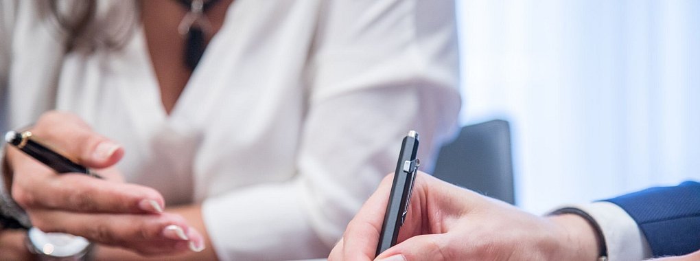 Hilfe von den Profis: Wer verpflichtet ist, eine Steuererkl&auml;rung abzugeben, kann daf&uuml;r auch einen Lohnsteuerhilfeverein oder einen Steuerberater beauftragen. - &copy; Christin Klose/dpa-tmn/dpa