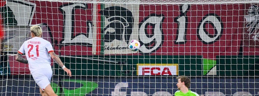 Phillip Tietz (l) brachte Augsburg nach einem verungl&uuml;ckten R&uuml;ckpass von Unions Diogo Leite in F&uuml;hrung. - &copy; Tom Weller/dpa