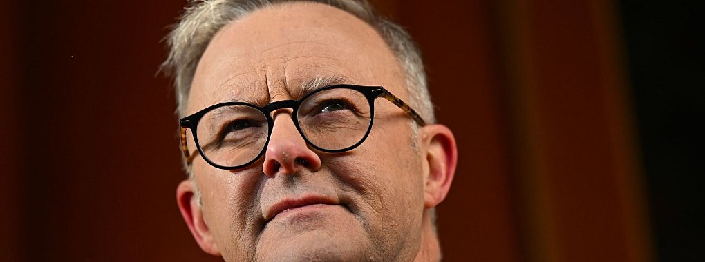 Australiens Premierminister Anthony Albanese bei einer Pressekonferenz. - © Lukas Coch/AAP/dpa