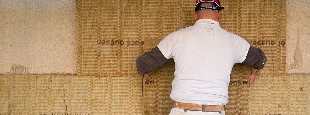 Mythos Wärmedämmung: Es stimmt nicht, dass gedämmte Wände nicht mehr atmen können und durch feuchte Luft Schimmel in der Wohnung entstehen kann. - © Klaus-Dietmar Gabbert/dpa-tmn