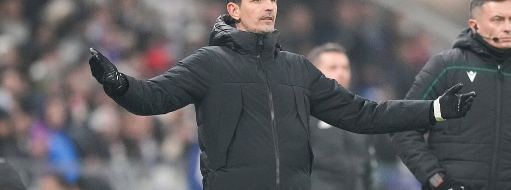 Trainer Dino Toppmöller von Eintracht Frankfurt sah nach der Niederlage in der Europa League bei Olympique Lyon die Rote Karte. - © Michel Euler/AP/dpa