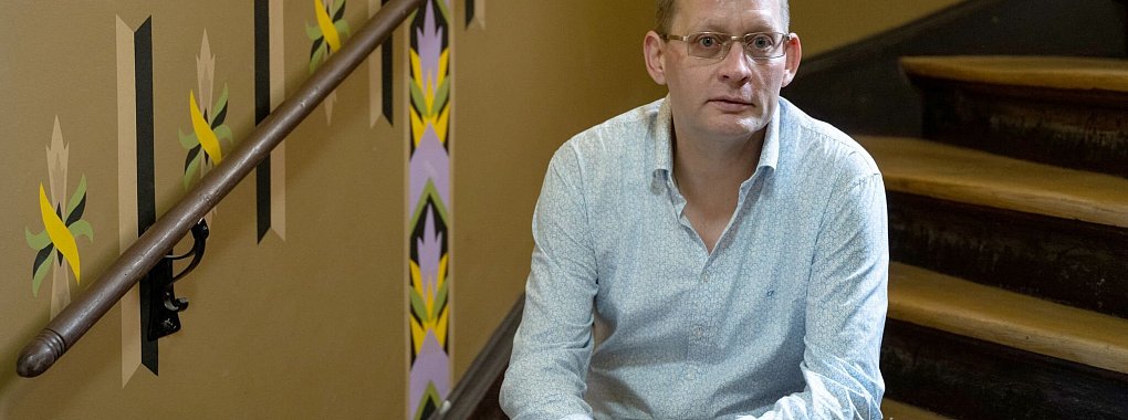 Als Junge hat Clemens Meyer fast sein ganzes Begr&uuml;&szlig;ungsgeld in Karl-May-Romane investiert. - &copy; Hendrik Schmidt/dpa