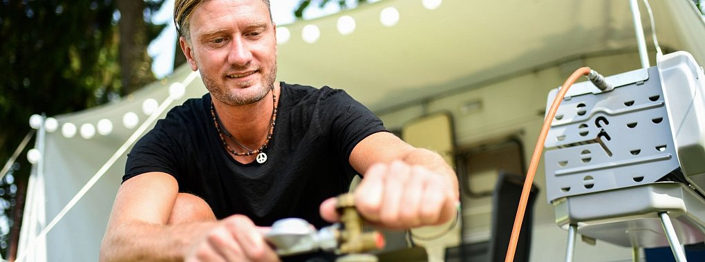 Beim Anschlie&szlig;en einer Gasflasche sollte man darauf achten, dass der Dichtring vorhanden ist und das Ventil per Hand festgezogen wird, um Besch&auml;digungen zu vermeiden. - &copy; Tobias Hase/dpa-tmn/dpa