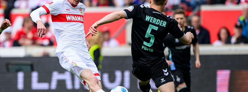 Nick Woltemade vom VfB im Duell mit Bremens Amos Pieper. Die Partie war für den Angreifer vorzeitig zu Ende. - © Tom Weller/dpa