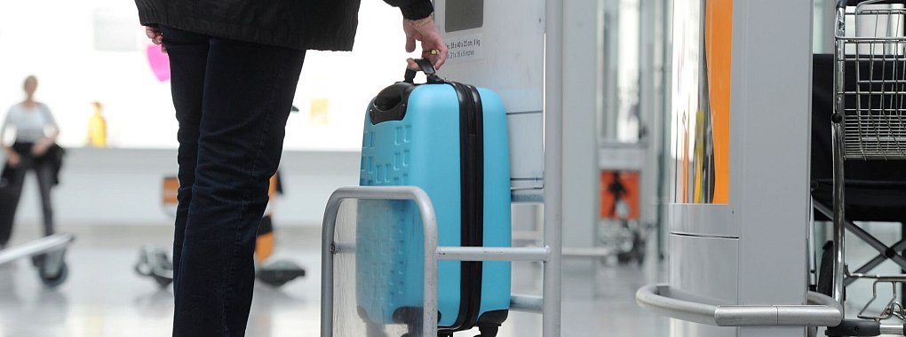 Klein und leicht genug? Jede Airline hat eigene Regeln für Kabinenkoffer. - © picture alliance / Tobias Hase/dpa-tmn