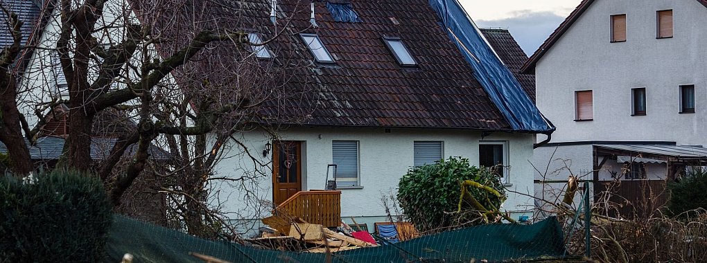 Chaos nach Unwetter: Bei Schäden am Haus durch Sturm oder umgestürzte Bäume zahlt die Wohngebäudeversicherung, für beschädigtes Mobiliar greift die Hausratversicherung. - © Nicolas Armer/dpa/dpa-tmn