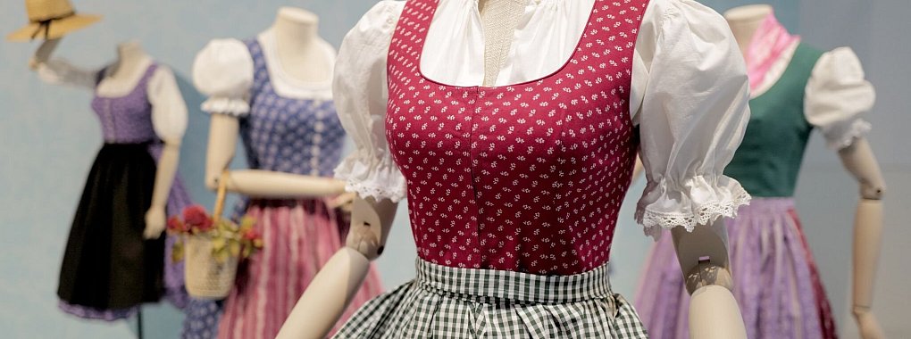 In der Sonderausstellung «Tradition goes Fashion!» des Staatlichen Textil- und Industriemuseums in Augsburg werden Dirndl aus verschiedenen Jahrzehnten gezeigt. - © Ulf Vogler/dpa