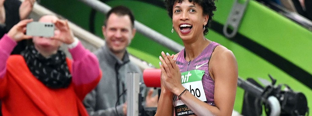 Malaika Mihambo freut sich über eine gute Leistung. - © Uli Deck/dpa