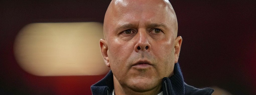 Ob Liverpool-Coach Arne Slot am Sonntag gegen Wolverhampton auf der Bank sitzen darf, ist weiter offen. - © Jon Super/AP/dpa