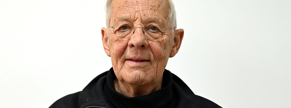 Der Schauspieler Rolf Becker dreht auch im hohen Alter noch für «In aller Freundschaft«. - © Elisa Schu/dpa