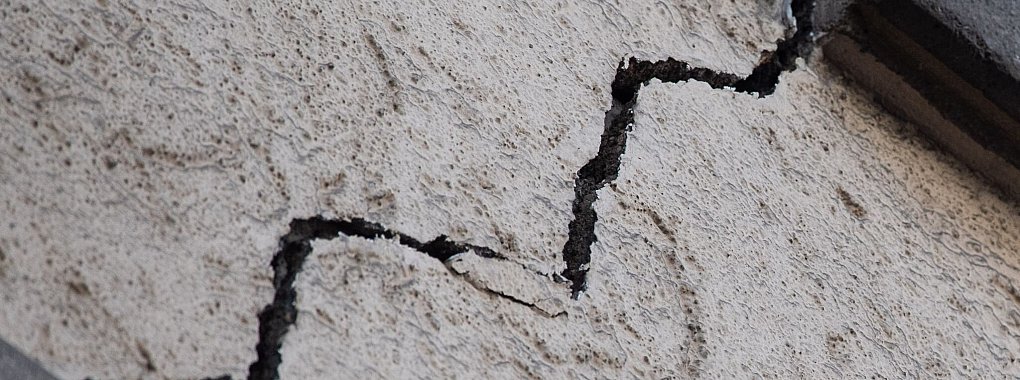 Ein kleiner Riss an der Fassade kann sich durch gefrierende Nässe schnell vergrößern - und große Schäden verursachen. - © Sebastian Gollnow/dpa/dpa-tmn