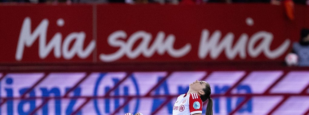 Sarah Zadrazil vom FC Bayern München sitzt nach der Niederlage enttäuscht auf dem Rasen. - © Sven Hoppe/dpa
