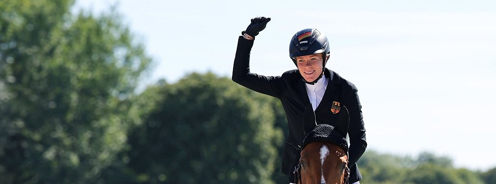 Annika Zillekens jubelt nach einem fehlerfreien Finalritt. - &copy; Rolf Vennenbernd/dpa