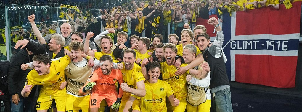 Nach dem Triumph von Rom feierten die Spieler von FK Bodö/Glimt mit ihren Fans. - © Antonio Balasco/LiveMedia-IPA/ZUMA Press Wire/dpa