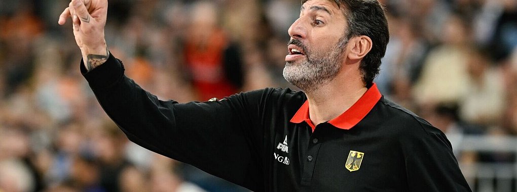 Zufrieden und erleichtert: Basketball-Bundestrainer Álex Mumbrú nach seinem ersten Sieg. - © Uwe Anspach/dpa