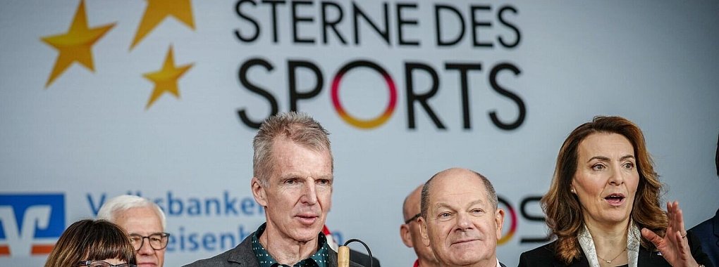 Bundeskanzler Olaf Scholz (SPD, 2.v.r) zeichnet den LAC Eichsfeld bei der Verleihung der &laquo;Sterne des Sports&raquo; aus. - &copy; Kay Nietfeld/dpa