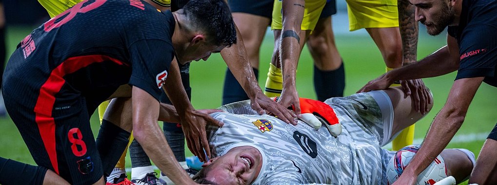 Torhüter Marc-André ter Stegen verletzt sich schwer im Knie. - © Revierfoto/dpa