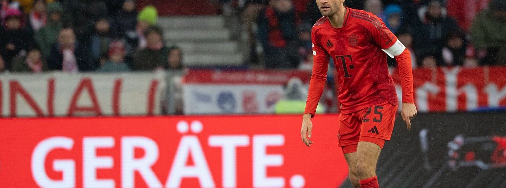 Thomas Müller musste gegen Heidenheim mit Rückenproblemen vom Platz. - © Magdalena Henkel/dpa