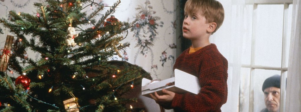 Zeigt Sat.1 wieder an Heiligabend: «Kevin - Allein zu Haus». Während der nichtsahnende Kevin (Macaulay Culkin) den Weihnachtsbaum schmückt, lauert Harry (Joe Pesci) auf eine Gelegenheit, einbrechen zu können. - © ProSiebenSat.1/dpa