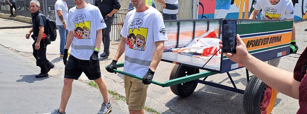 Auch Vettel muss den Wagen, in dem der Müll gesammelt wird, fahren. - © Jens Marx/dpa