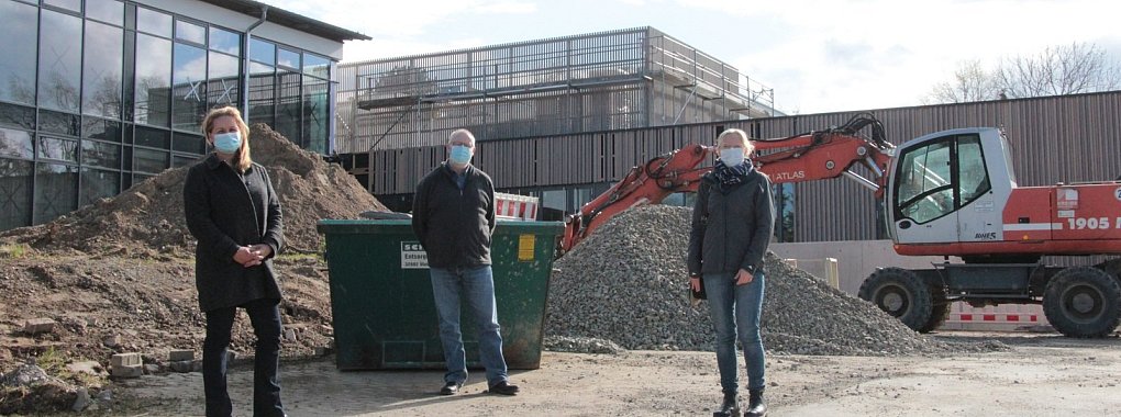 Noch stehen (von links) Ewa Hermann, Andreas Deppe und Ute Seidemann auf einer Baustelle. Doch im Sommer soll nicht nur die Holzfassade des neuen Verwaltungstraktes und B&uuml;rgerbegegnungszentrums fertig sein, sondern auch die R&auml;ume genutzt werden k&ouml;nnen. - &copy; Carolin Brokmann-F&ouml;rster