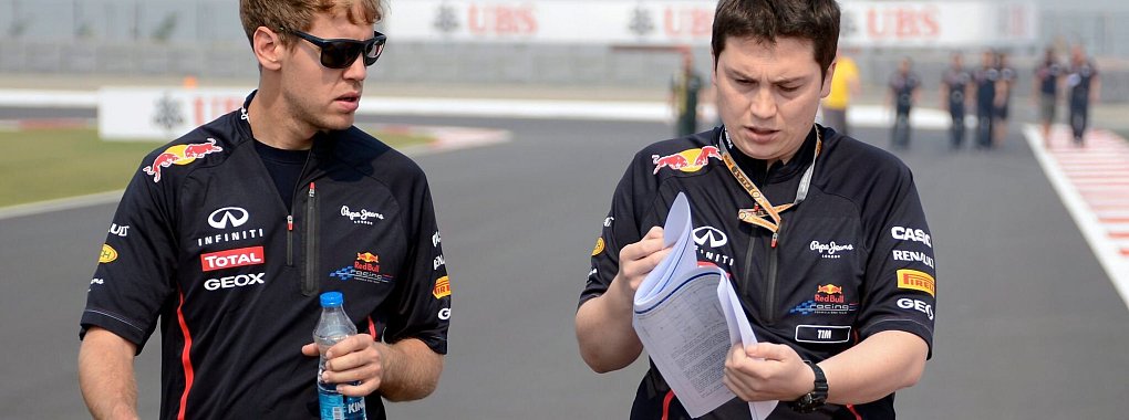 Einst an der Seite von Sebastian Vettel (l.), nun neuer Fia-Sportdirektor: Tim Malyon. - © Franck Robichon/dpa/Archiv