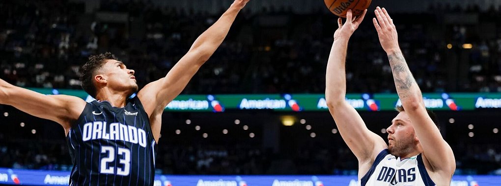 Luka Doncic (rechts) dominierte die Orlando Magic um Tristan da Silva. - © Gareth Patterson/AP/dpa