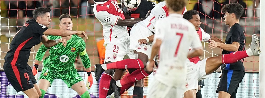 Nationaltorhüter Marc-André ter Stegen (2.v.l.) verlor mit dem FC Barcelona bei der AS Monaco. - © Laurent Cipriani/AP