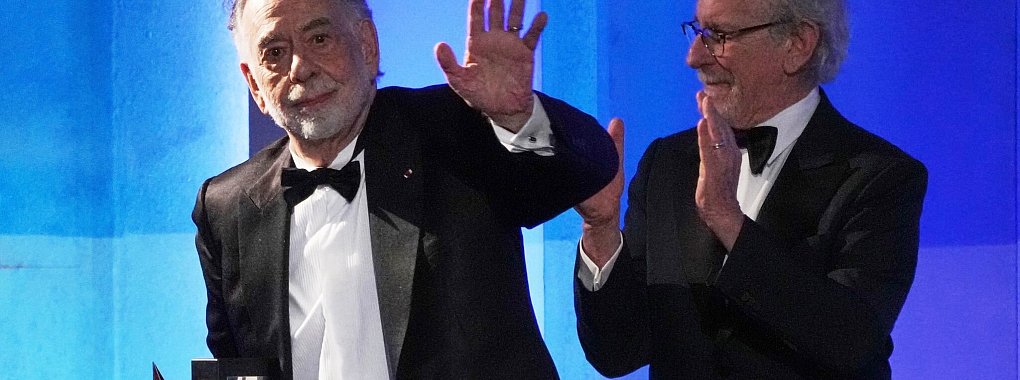 Francis Ford Coppola (l) bekam von Steven Spielberg den renommierten AFI-Preis für sein Lebenswerk überreicht. - © Chris Pizzello/Invision/AP/dpa