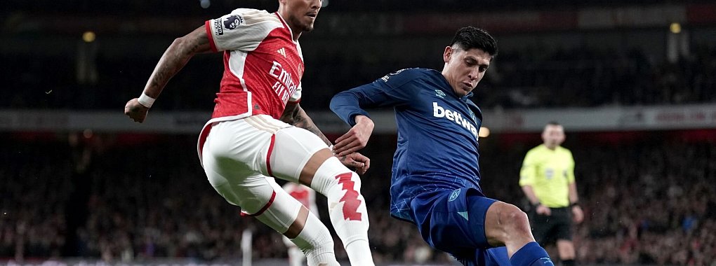 Ben White (l) und der FC Arsenal verpassten die Rückkehr an die Spitze der Premier League. - © Adam Davy/PA Wire/dpa