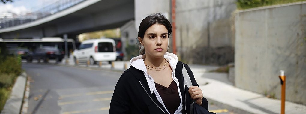 Die selbstbewusste Hazal (Melia Kara) sucht weniger nach sich selbst, sondern vielmehr nach einer Chance und nach einem Platz in der Welt. - &copy; Haydar Tastan / Achtung Panda!/ jip film & verleih gbr/dpa