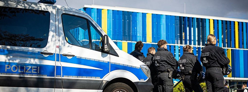 Polizeieinsatz beim Niedersachsen-Derby: Nach dem Spiel zwischen Eintracht Braunschweig und Hannover 96 kam es doch noch zu einer großen Schlägerei. - © Moritz Frankenberg/dpa