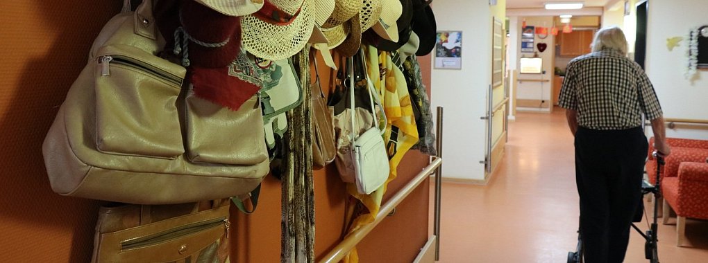 Beschützter Bereich: Auf der Demenzstation gibt es eine Garderobe, an der sich alle bedienen dürfen. Dort hängen Hüte, Taschen oder Schals. Jeder Bewohner nimmt sich das, was er gerade haben möchte. - © Alexandra Schaller