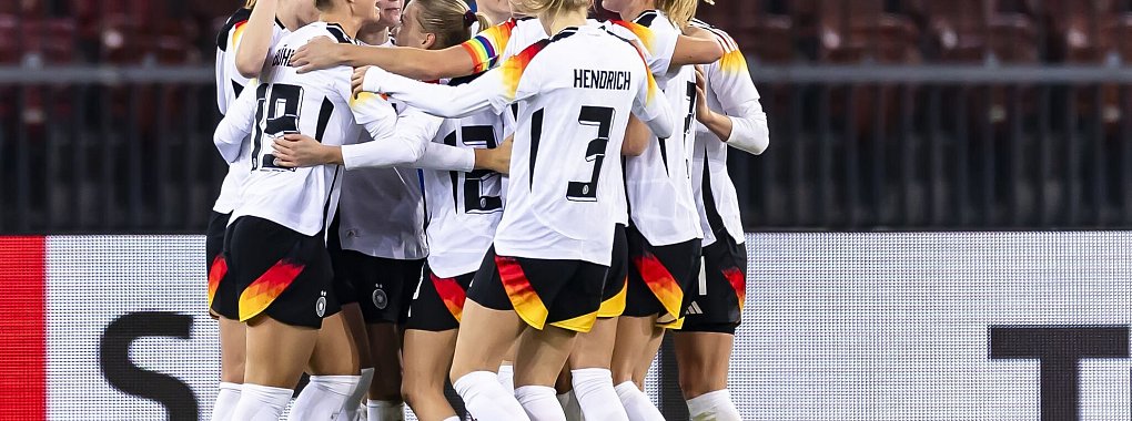 DFB-Frauen jubeln nach dem 1:0 durch Sjoeke Nüsken. - © Michael Buholzer/KEYSTONE/dpa