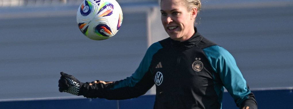 Plötzlich beim DFB am Ball: Rebecca Knaak steht vor ihrem Länderspiel-Debüt. - © Arne Dedert/dpa
