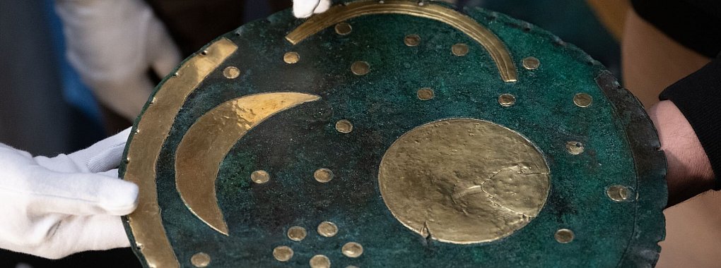 Die 3600 Jahre alte Scheibe steht im Mittelpunkt eines ARD-Krimis, der gerade entsteht. - &copy; Hendrik Schmidt/dpa