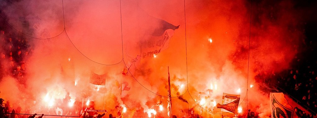 Gibt es künftig Punktabzüge für Pyro-Vergehen im Stadion? Der Bremer Innensenator Ulrich Mäurer schlägt genau das vor. - © Rolf Vennenbernd/dpa