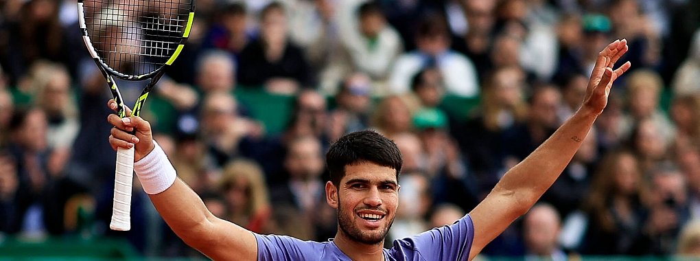 Tennisstar Carlos Alcaraz feiert den Titelgewinn in Monte Carlo. - © Valery Hache/AFP/dpa