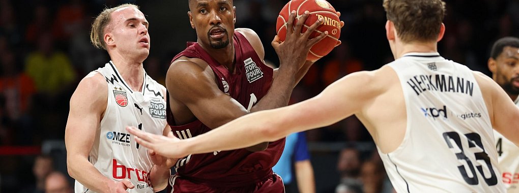 Bayerns bester Werfer beim Erfolg gegen Bamberg: Serge Ibaka (M). - &copy; Daniel L&ouml;b/dpa