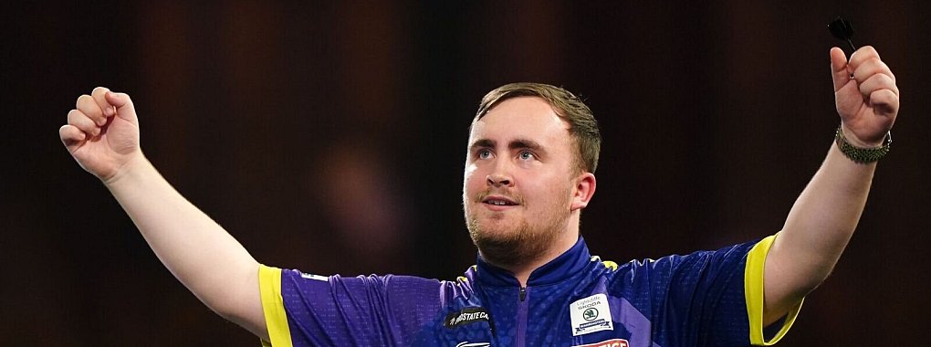 Luke Littler jubelt &uuml;ber seinen Sieg. Nun tritt er bei der Premier League an. - &copy; Zac Goodwin/PA Wire/dpa