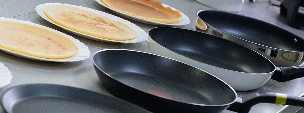 Bilder von einem Pfannentest? Weit gefehlt. Hier wurden Kochfelder geprüft. Die Bräunung der normierten Pfannkuchen gibt Aufschluss über die Wärmeverteilung auf den Kochfeldern. - © Franziska Gabbert/dpa-tmn/dpa