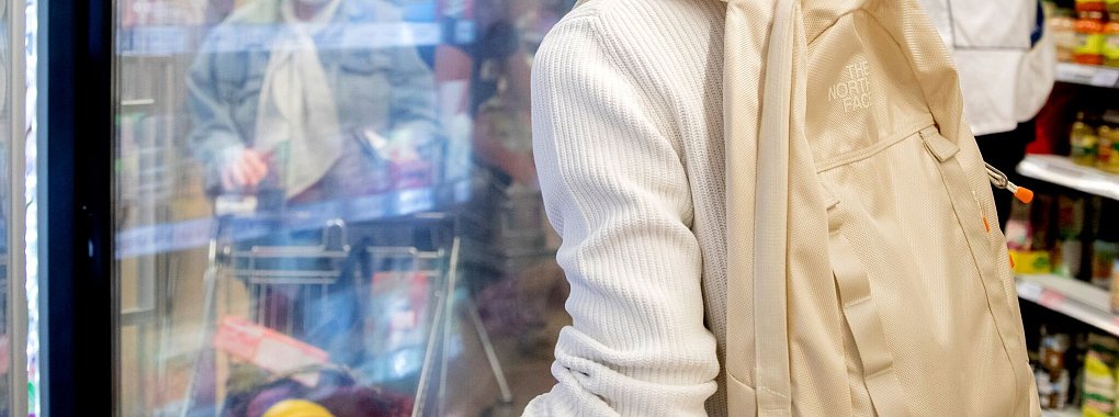 Einkäufe im eigenen Rucksack: Das Einpacken von Waren während des Einkaufs ist nicht strafbar, kann aber zu Missverständnissen führen und sollte mit Vorsicht gehandhabt werden. - © Christoph Soeder/dpa/dpa-tmn