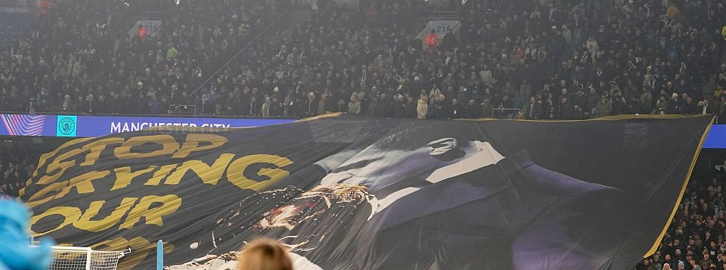 Hämisches Banner: City-Fans verspotten Reals Vinícius Júnior vor dem Spiel. - © Dave Thompson/AP/dpa
