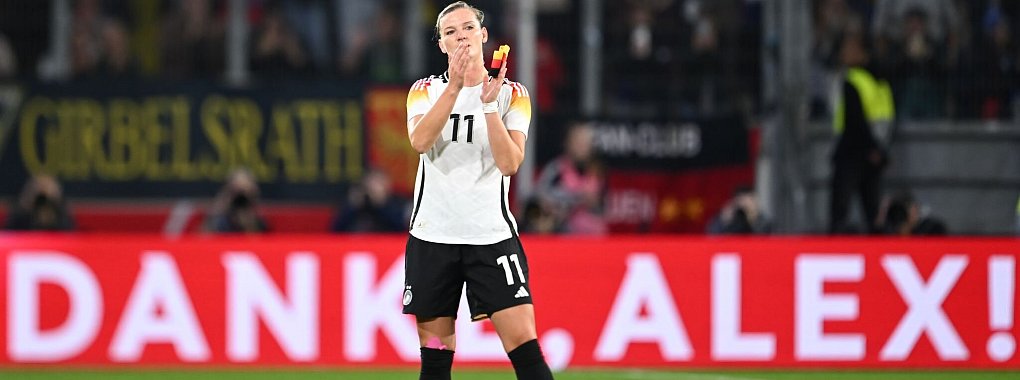 Alexandra Popp möchte nach der Karriere etwas mit Tieren und Fußball machen. - © Sebastian Gollnow/dpa