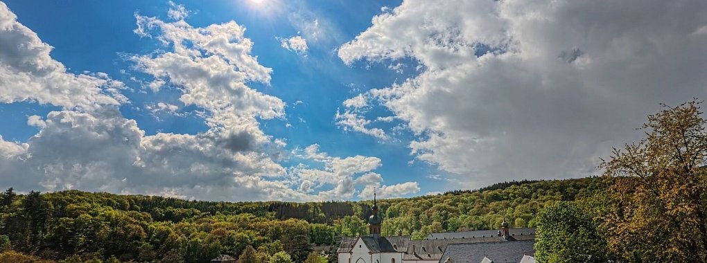 Wechselhaftes Aprilwetter &uuml;ber dem Kloster Eberbach. Der Rheingau Literatur Preis 2024 ist mit 111 Flaschen Wein und 11.111 Euro dotiert. Dieses Jahr geht er an Matthias J&uuml;gler f&uuml;r seinen Roman &laquo;Maifliegenzeit&raquo;. - &copy; Andreas Arnold/dpa