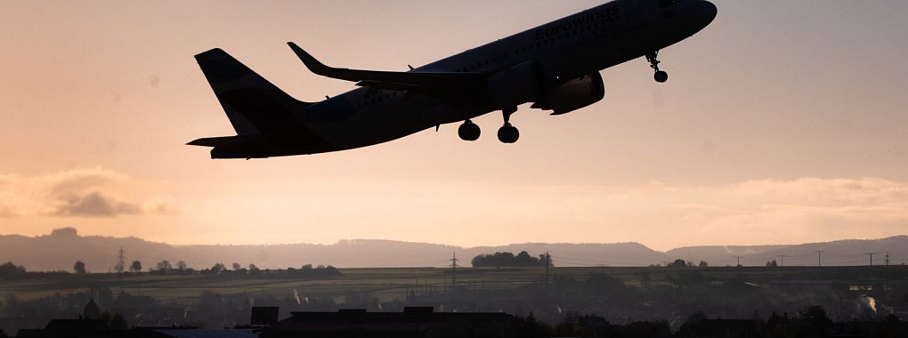 Airline A gebucht und B bekommen? Beim sogenannten Wet-Lease mieten Fluggesellschaften Flugzeuge anderer Airlines samt Crew. - © Christoph Schmidt/dpa/dpa-tmn