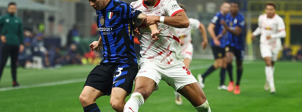 Leipzigs Benjamin Henrichs (rechts) kämpfte, verlor aber mit RB bei Inter Mailand. - © Jan Woitas/dpa