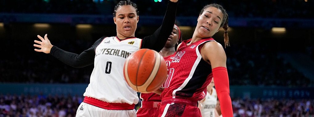 Satou Sabally (l.) und die deutschen Basketballerinnen freuen sich auf die Zeit in Paris. - &copy; Mark J. Terrill/AP